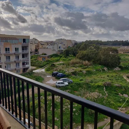 Spacious Penthouse 5 Minutes' Walk From The Sea. 马尔萨斯卡拉