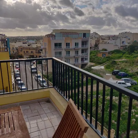 Spacious Penthouse 5 Minutes' Walk From The Sea. 马尔萨斯卡拉