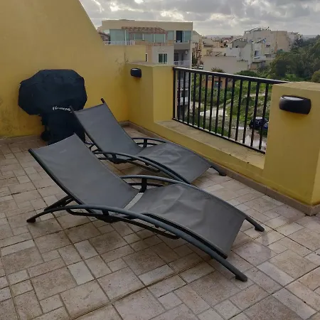 Spacious Penthouse 5 Minutes' Walk From The Sea. 度假居 马尔萨斯卡拉