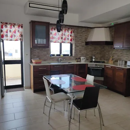 Spacious Penthouse 5 Minutes' Walk From The Sea. 度假居 马尔萨斯卡拉