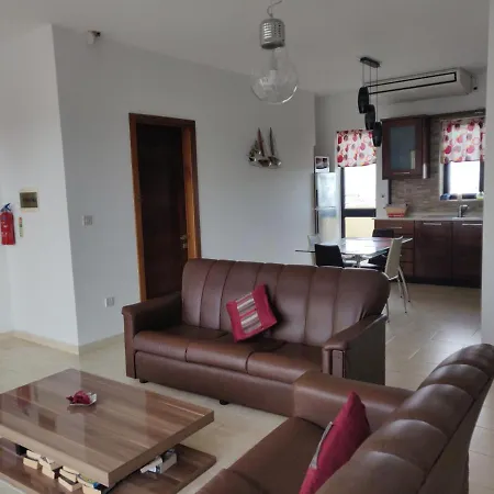 度假居 Spacious Penthouse 5 Minutes' Walk From The Sea.