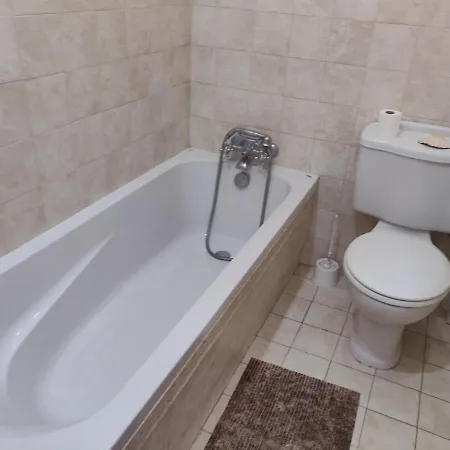 度假居 Spacious Penthouse 5 Minutes' Walk From The Sea.