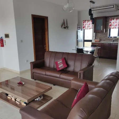 度假居 Spacious Penthouse 5 Minutes' Walk From The Sea. 马尔萨斯卡拉