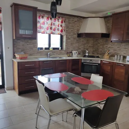 Spacious Penthouse 5 Minutes' Walk From The Sea. 度假居 马尔萨斯卡拉